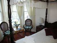 four poster bed